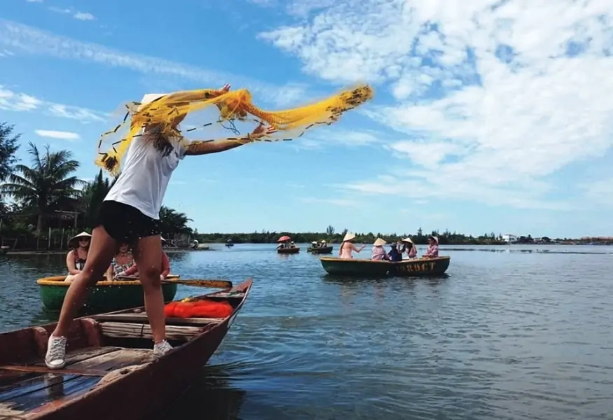 Basket boat in Hoi An spinning show