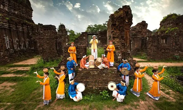 Da Nang Hoi An taxi - Hoi An fairy tour - taxi to Hoi An, Da Nang airport to Hoi An, Da Nang train station to Hoi An, cheap taxi to Hoi An. Da Nang taxi for big group taxi to My Son - shows in hoi an