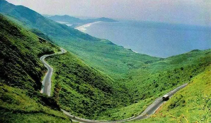 Point de vue du col des Nuages sur la route Hoi An Hué à moto