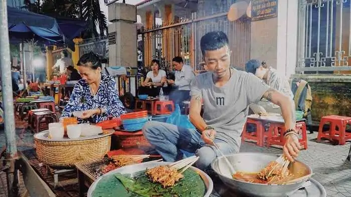 street-side restaurant in Hoi An - local-only restaurant in hoi an