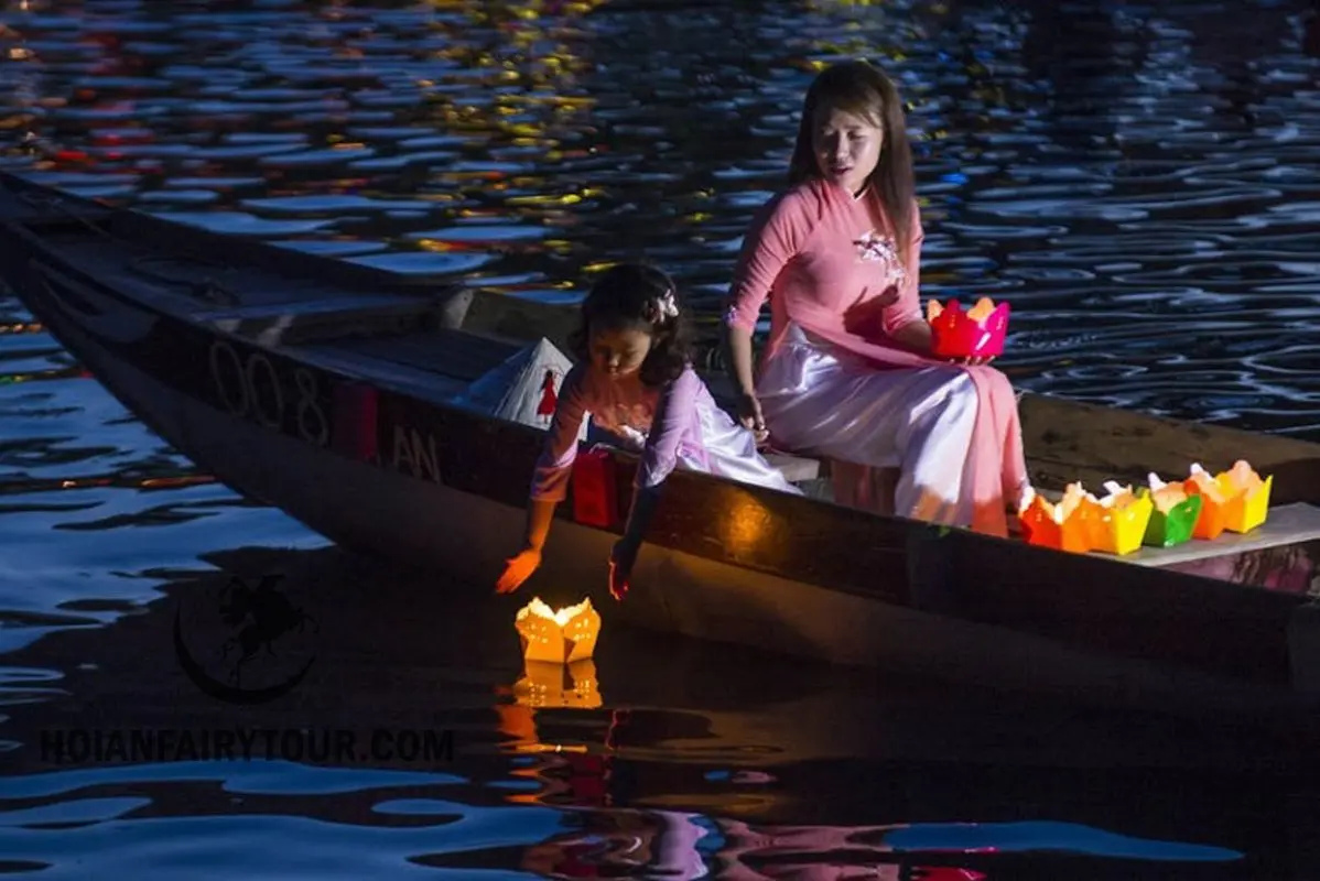 Barques pour une balade en barque Hoi An sur la rivière Hoai la nuit