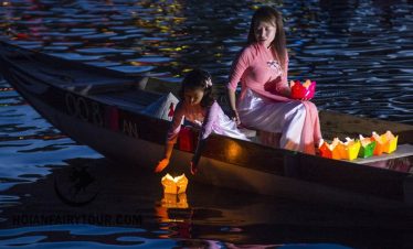 Boat ride on Hoai river with lantern dropping
